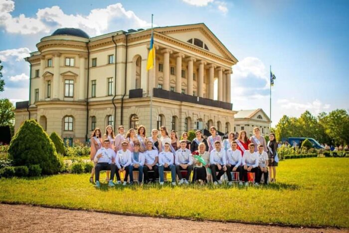 Прощання з випускниками в палаці Кирила Розумовського