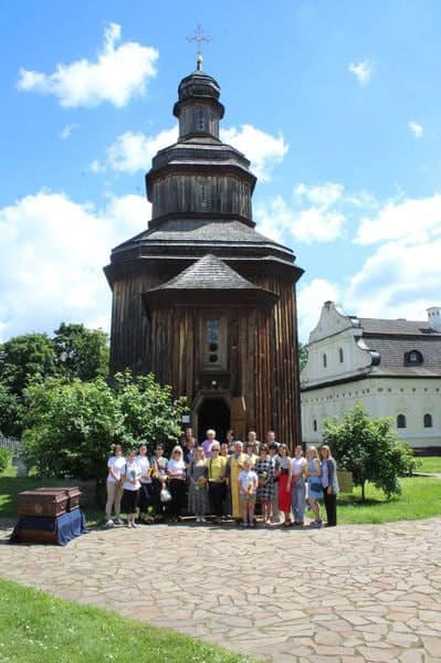 Подорож похмурою історією України