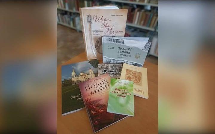У Батурині бібліотека заповідника отримала нові книги від Петра Антоненка